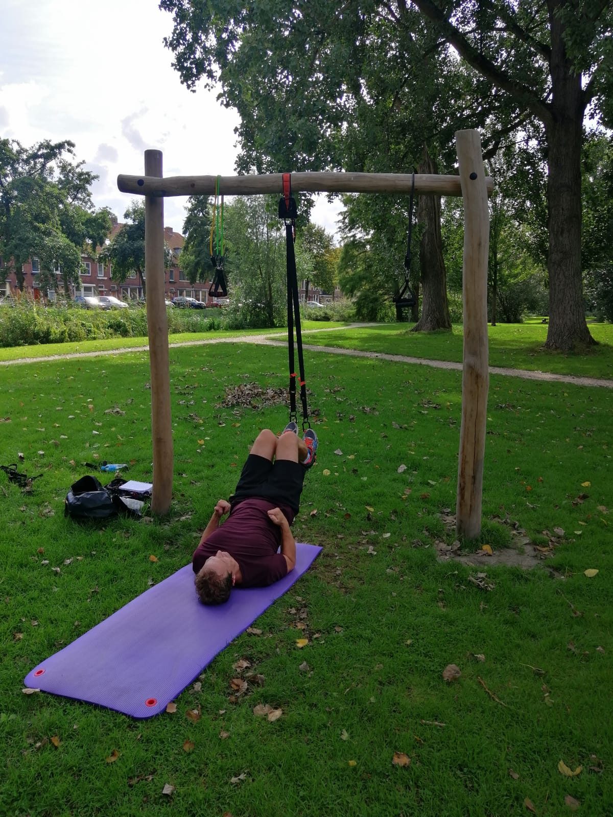 Trainingsrek in een park met een mat ervoor